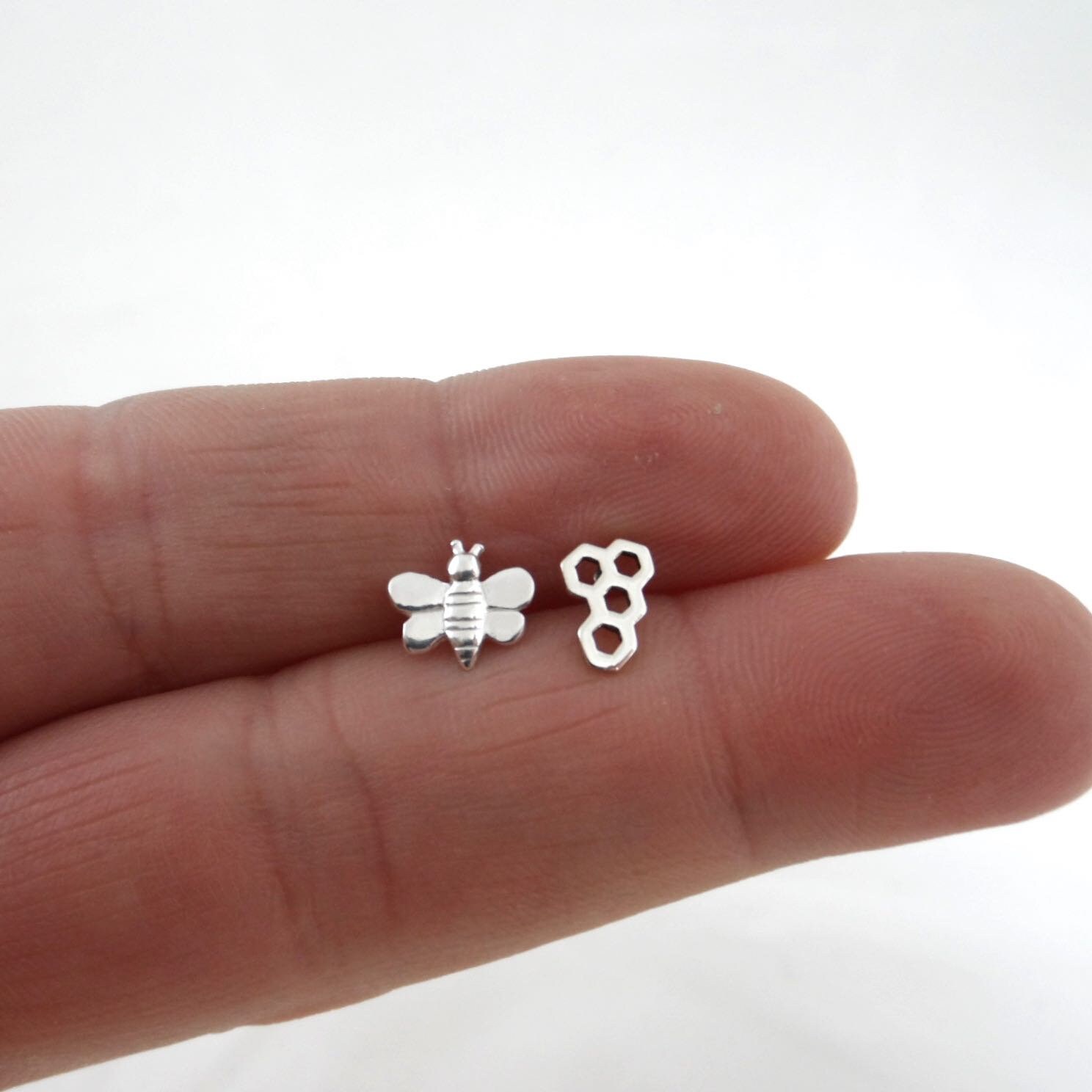 Bienen & Honigwaben Ohrringe in Sterling Silber, Ohrringe, Waben Ohrstecker, Silber Zierliche Mismatched Ohrstecker von maebeas