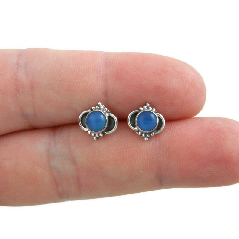 Blaue Chalcedon Ohrringe in Sterling Silber, Ohrringe, Zierliche Ohrstecker, Schlichte Edelstein Geschenk Für Sie von maebeas