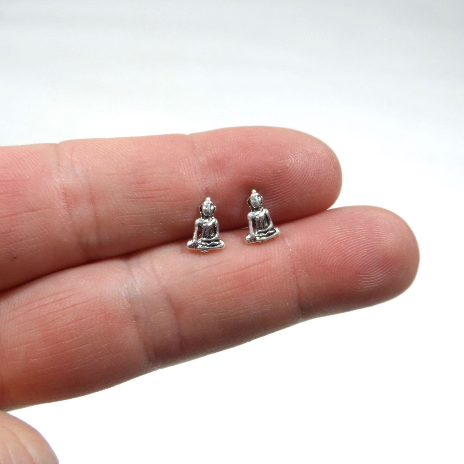 Buddha Sterling Silber Ohrstecker, Ohrringe, Kopf Kleine Knorpel Minimalist Ohrring, Zierliche Ohrringe von maebeas