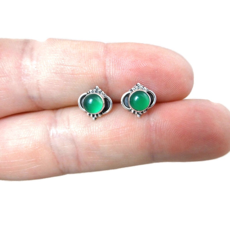 Grüne Chalcedon Ohrringe in Sterling Silber, Ohrringe, Zierliche Ohrstecker, Einfache Edelstein Geschenk Für Sie von maebeas