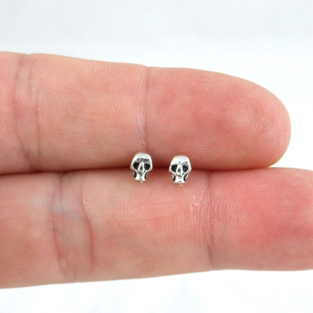 Kleine Schädel Sterling Silber Ohrringe, Kinder Kleine Ohrstecker, Knorpel Minimalist Einfache Ohrstecker von maebeas