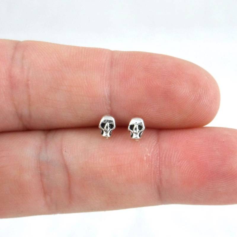 Kleine Schädel Sterling Silber Ohrringe, Kinder Kleine Ohrstecker, Knorpel Minimalist Einfache Ohrstecker von maebeas