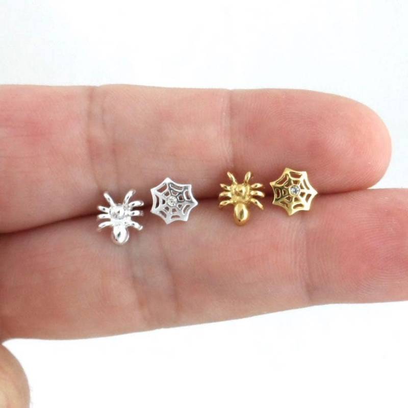 Kleine Spinne & Netz Ohrringe in Sterling Silber, Kleine Ohrstecker, Spinnennetz Ohrringe, Mehrere Piercings, Halloween von maebeas