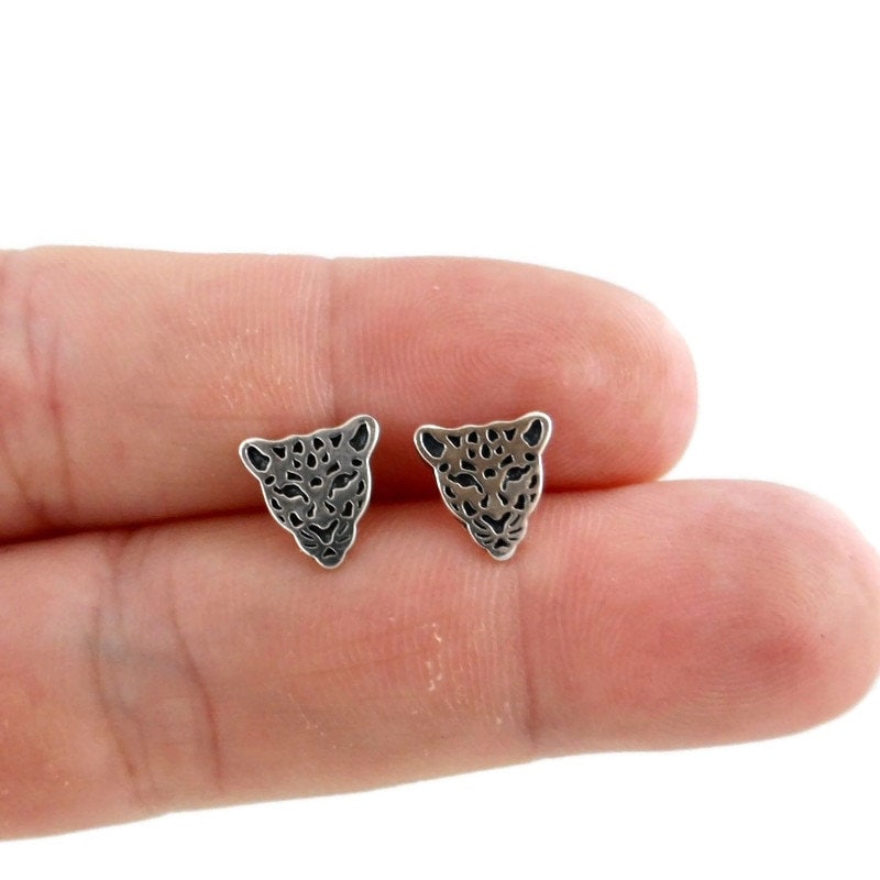 Leopard Ohrringe in Sterling Silber, Katze Ohrringe, Silber Tier Ohrstecker, Kitty Zierliche Leopard Ohrringe in Sterling Silber, Katze Ohrringe, Silber Tier Ohrstecker, Kitty Zierliche von maebeas