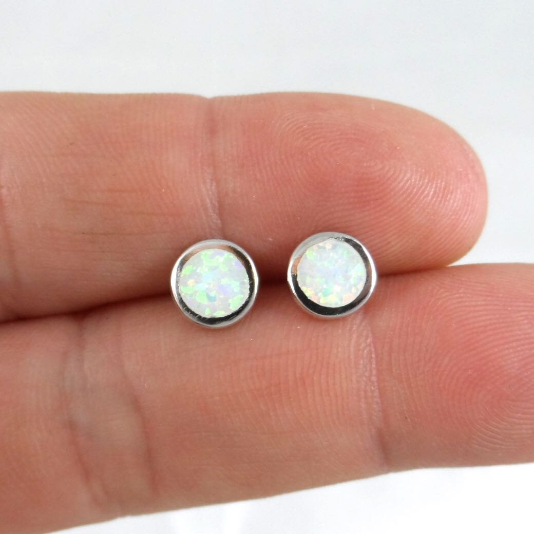 Opal Ohrringe in Sterling Silber, Ohrringe, Ohrstecker, Kreis Kleine Zierliche 7mm Ohrstecker von maebeas