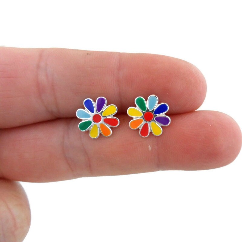 Regenbogen Blumen Ohrringe in Sterling Silber, Daisy Ohrringe, Ohrstecker, Zierliche von maebeas