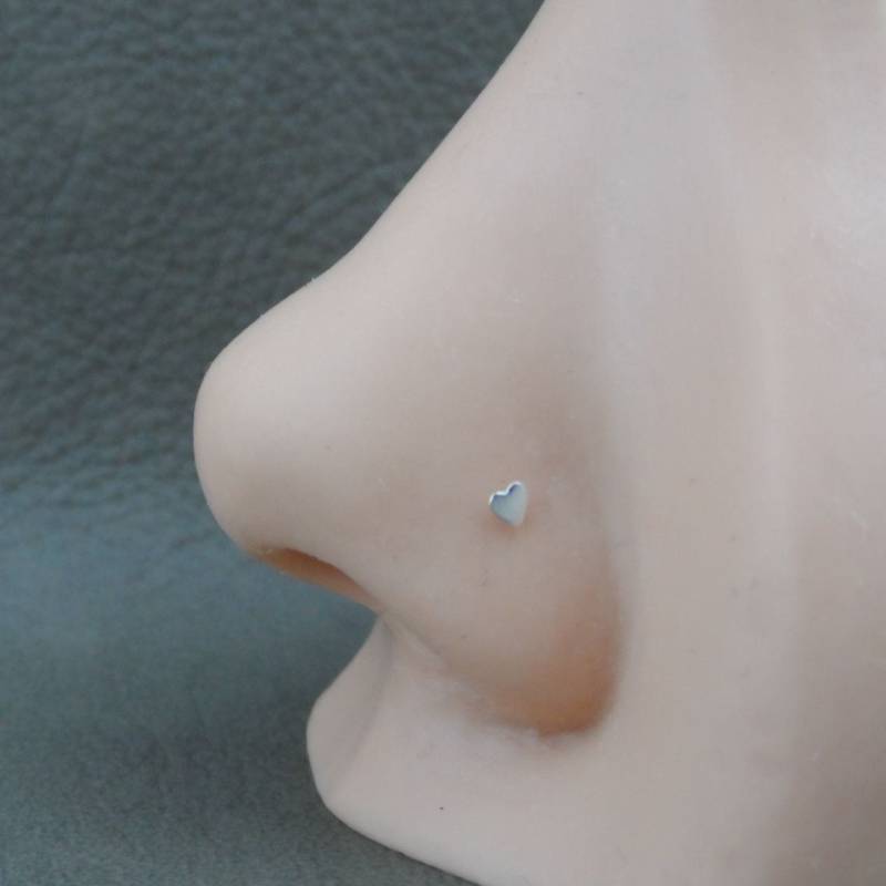 Winzige Herz Nase Stud in Sterling Silber, Kleine Stud, Silber Helix Körper Piercing von maebeas