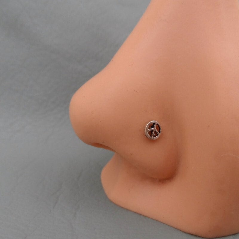 Winziger Peace Schild Nasenstecker in Sterling Silber, Kleiner Ohrstecker, Silber Nasenstecker, Mehrere Piercings, Helix Winziger Peace Schild Nasenstecker in Sterling Silber, Kleiner Ohrstecker, Silber Nasenstecker, Mehrere Piercings, Helix von maebeas