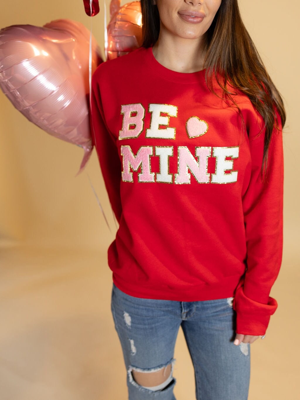Be Mine Chenille Patch Valentinstag Sweatshirt von maeveandrosedesignco