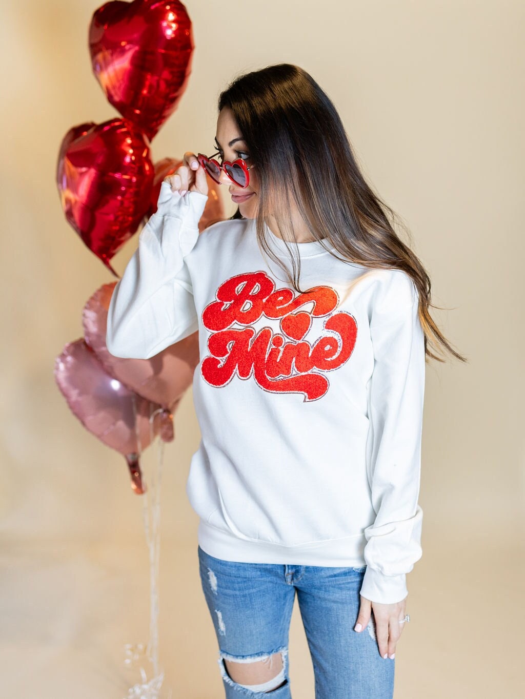 Be Mine Chenille Patch Valentinstag Sweatshirt von maeveandrosedesignco