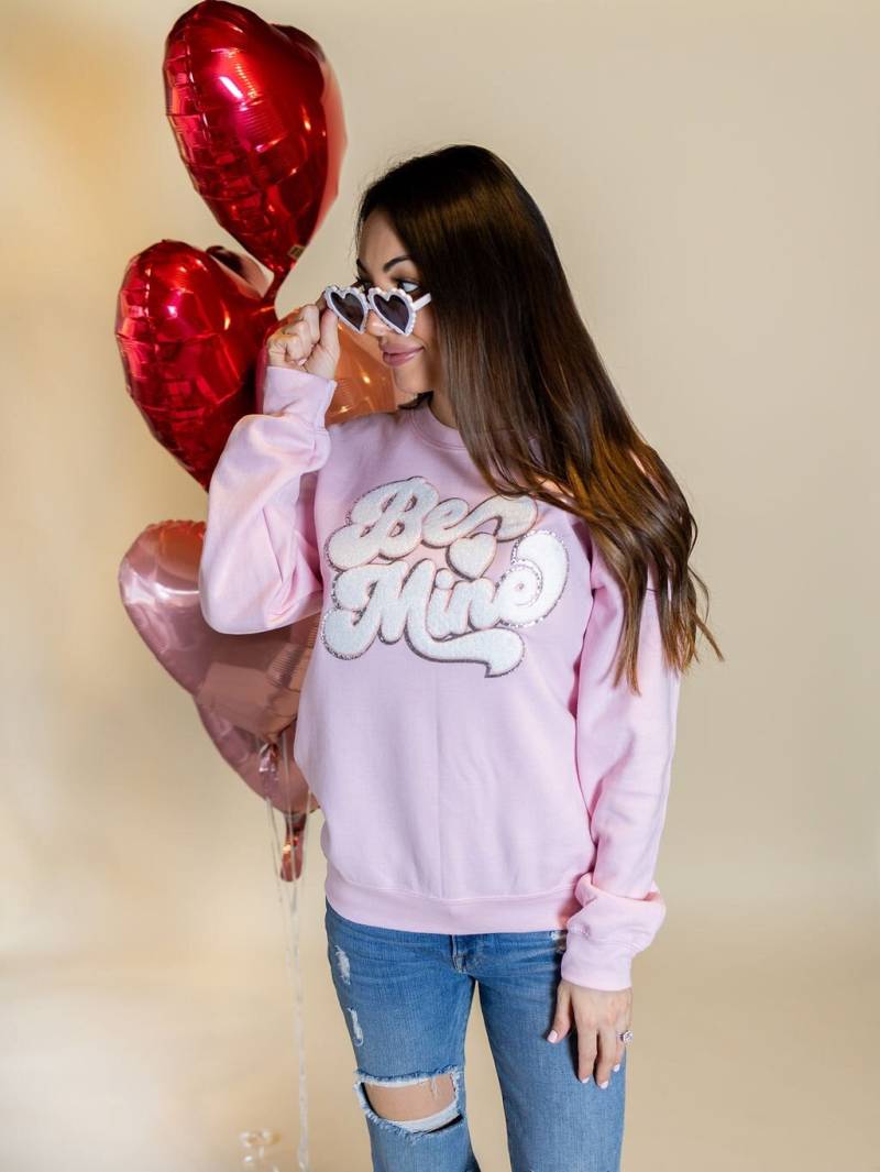 Be Mine Chenille Patch Valentinstag Sweatshirt von maeveandrosedesignco