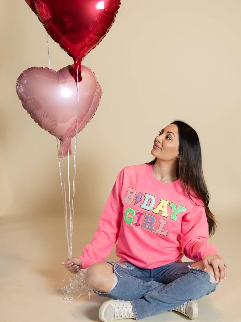 Birthday Girl Chenille Patch Sweatshirt, B-Day Varsity Glitzer Buchstaben von maeveandrosedesignco