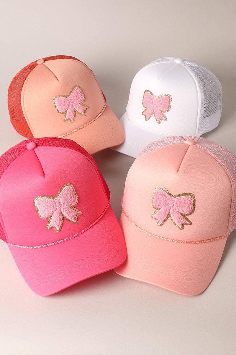 Chenille Bow Patch Trucker Hat - Trendige Damenmütze von maeveandrosedesignco