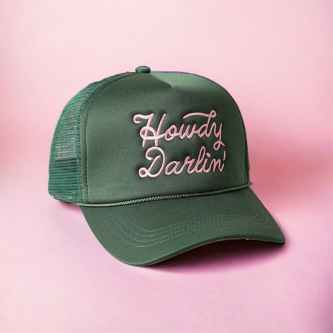 Howdy Darlin "Bestickter Trucker-Hut - Damen Cowgirl-stil von maeveandrosedesignco