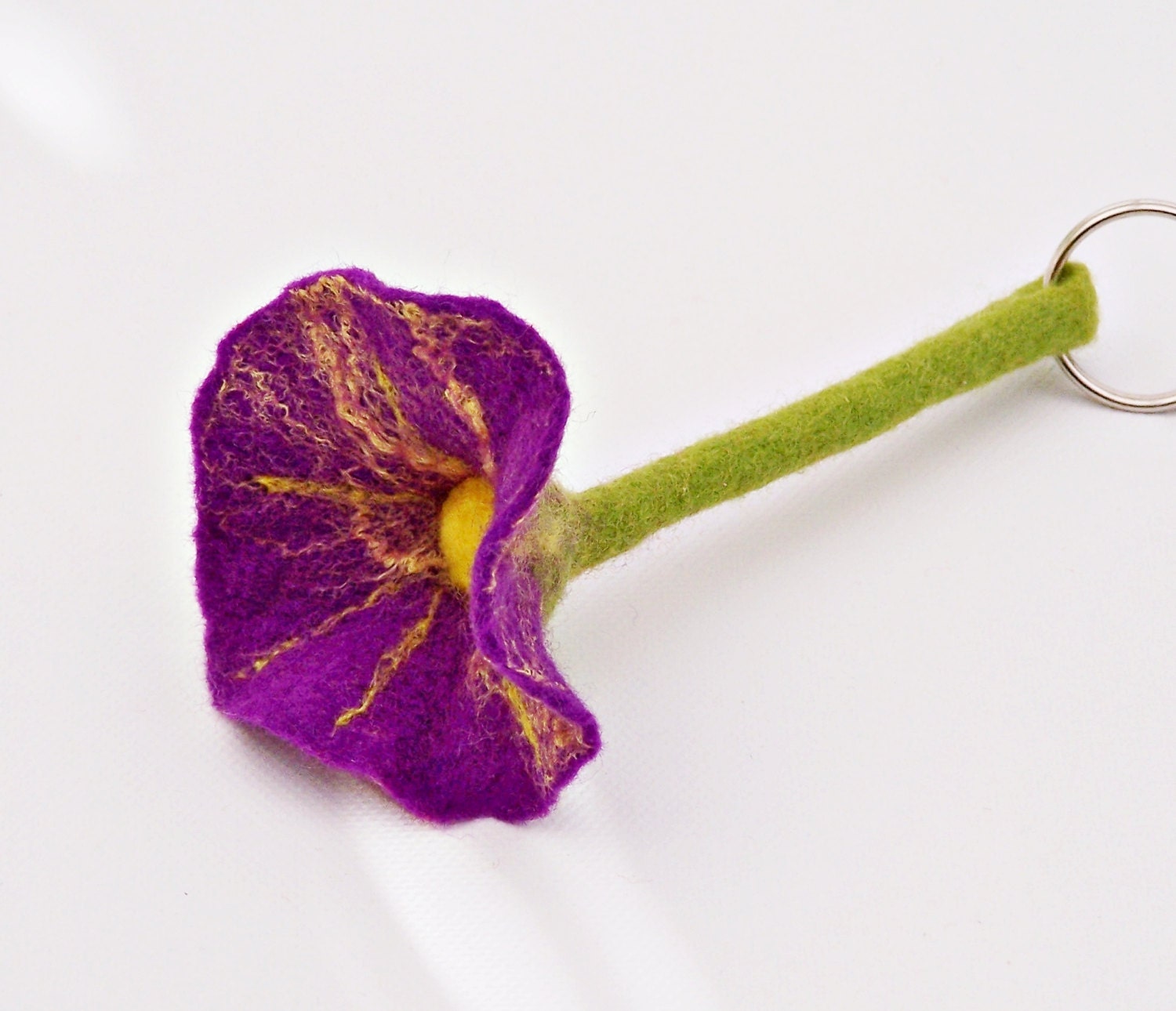 Schlüsselanhänger, Handarbeit, Gefilzte Blume in Lila Mit Schlüsselring von mafiz