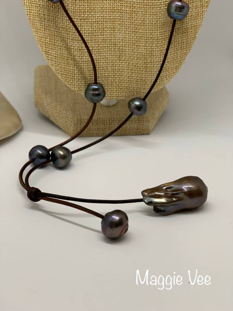 Braun Und Schwarz Süßwasser Perle Anhänger & Schwarze Halskette Braun Und Schwarz Süßwasser Perle Anhänger & Schwarze Halskette von maggievee