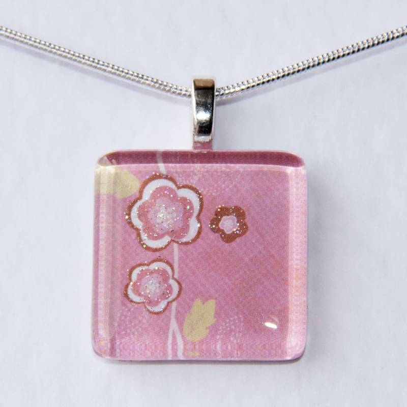 Handgefertigte Glas Fliese Rosa Blüten Anhänger Handgefertigte Glas Fliese Rosa Blüten Anhänger von magicflyingboots