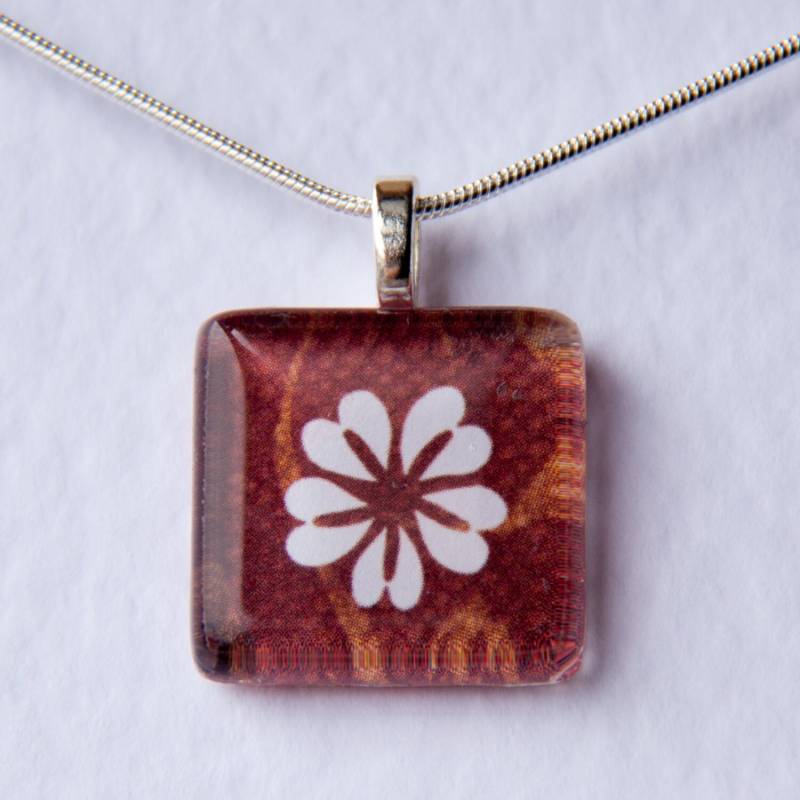 Handgefertigte Glas Fliesen Brown & Weiße Blume Anhänger von magicflyingboots