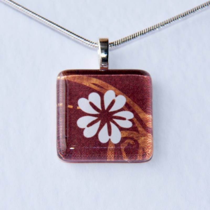 Handgefertigte Glas Fliesen Brown & White Flower Anhänger Handgefertigte Glas Fliesen Brown & White Flower Anhänger von magicflyingboots