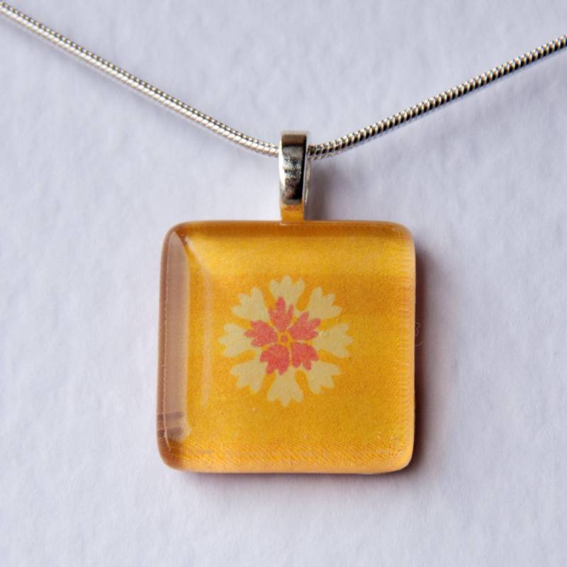 Handgefertigte Glas Fliesen Gelb & Rosa Blume Anhänger Handgefertigte Glas Fliesen Gelb & Rosa Blume Anhänger von magicflyingboots