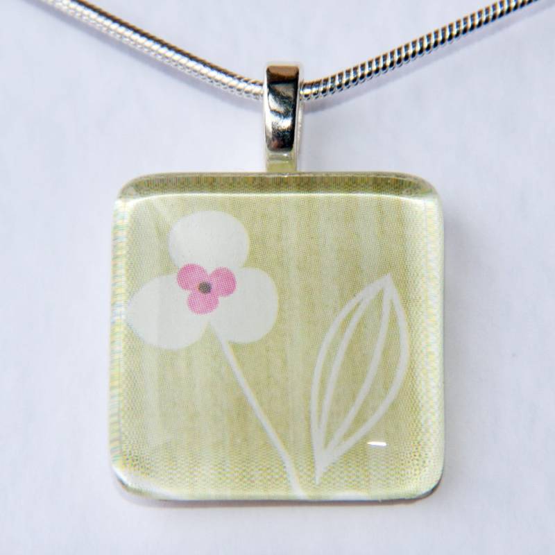 Handgefertigte Glas Fliesen Green, White & Rosa Blume Anhänger von magicflyingboots