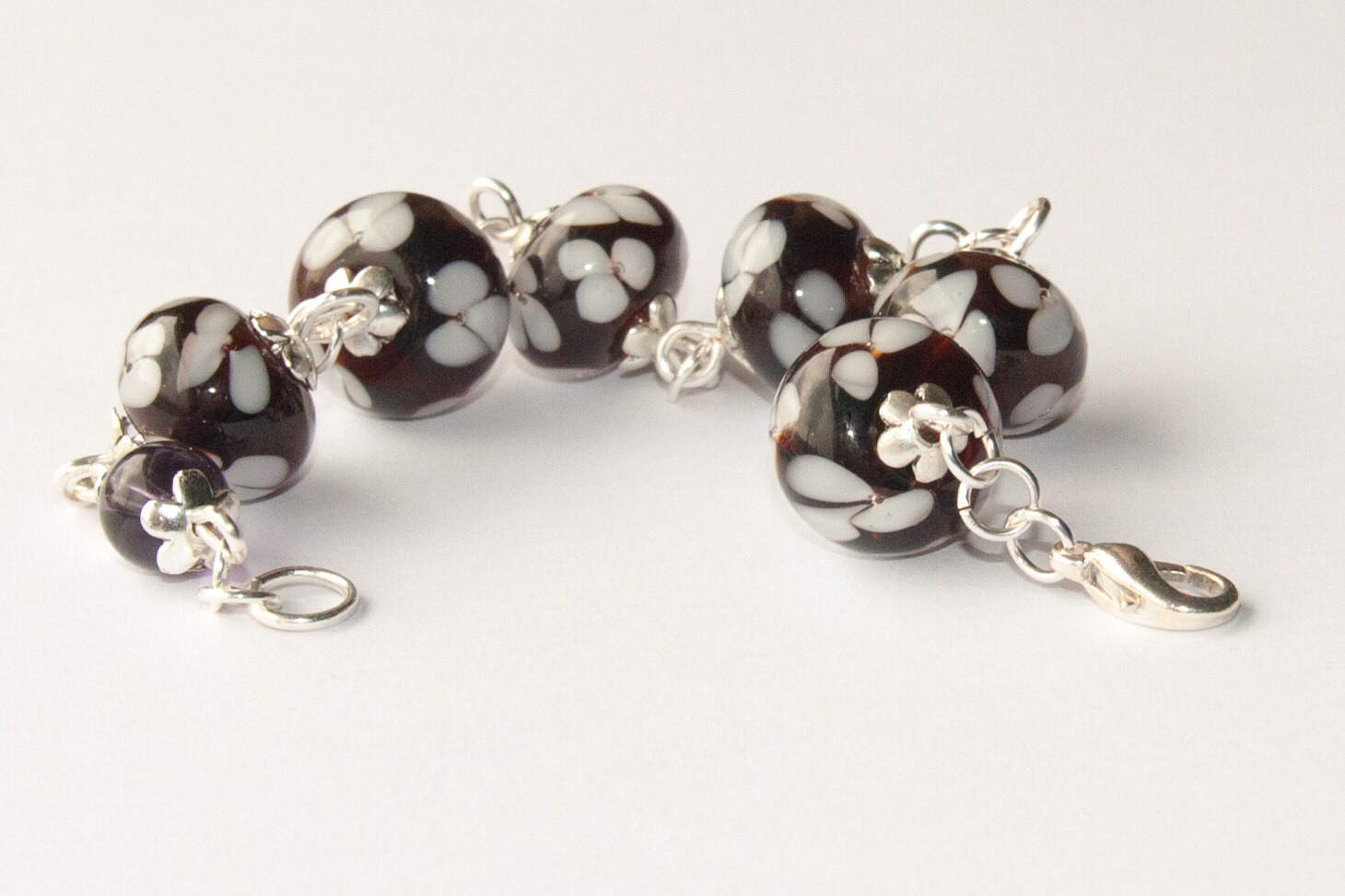 Handgefertigtes Versilbertes Armband Mit Amber Lampwork Glasperlen Handgefertigtes Versilbertes Armband Mit Amber Lampwork Glasperlen von magicflyingboots