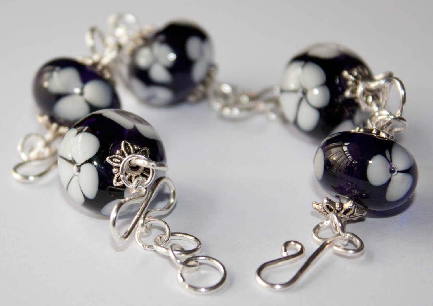Handgemachte Silber Vergoldet Armband Mit Midnight Indigo Murano Glas Blümchenperle Handgemachte Silber Vergoldet Armband Mit Midnight Indigo Murano Glas Blümchenperle von magicflyingboots