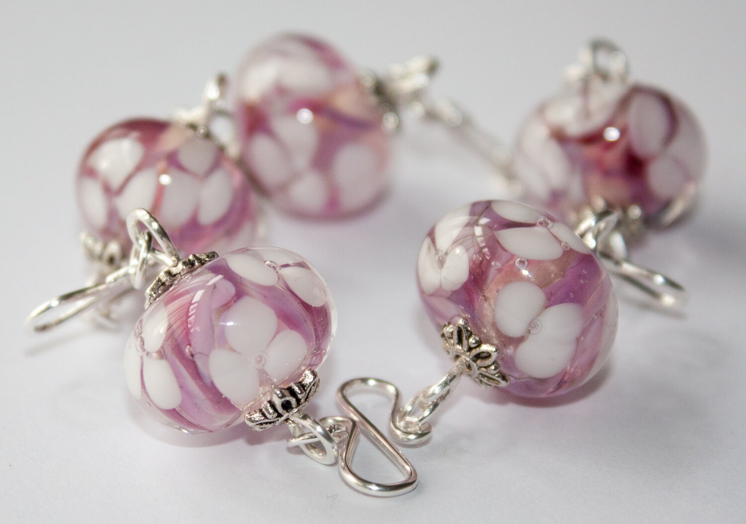 Handgemachte Silber Vergoldet Armband Mit Murano-Glas Pink & Weiße Blume Perlen Handgemachte Silber Vergoldet Armband Mit Murano-Glas Pink & Weiße Blume Perlen von magicflyingboots