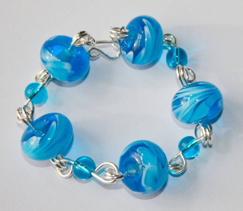 Handgemachte Silber Vergoldet Armband Mit Swirly Blau & Weisse Lampwork Glasperlen von magicflyingboots