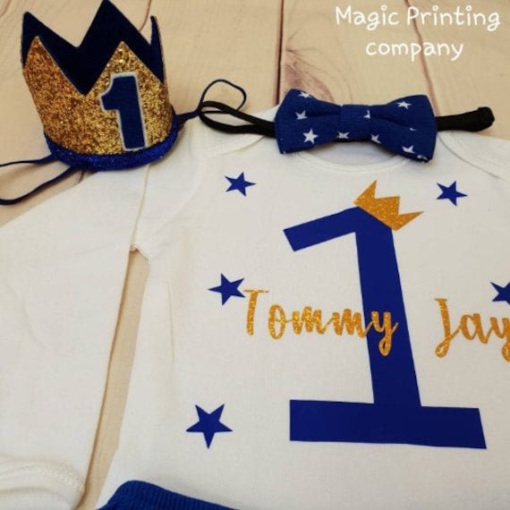 Baby Jungen 1. Erster Geburtstag König Outfit Weste Romper Top Cake Smash Personalisiert Jeder Name Shorts Party Kostüm Body Krone Royal Blue von magicprintingcompany