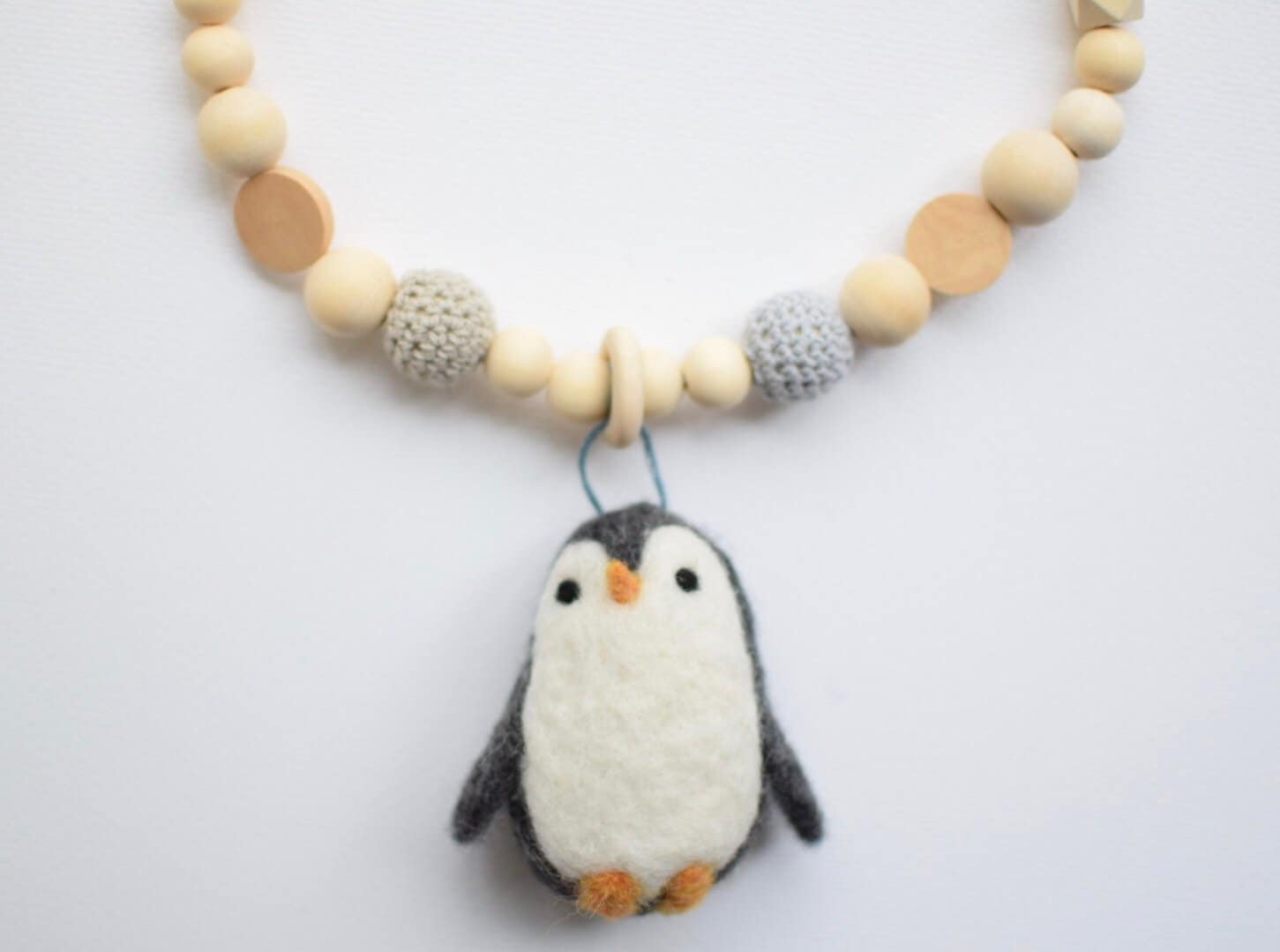 Kinderwagenkette Aus Holz Und Filz Pinguine/Kinderwagen Deko Babygeschenk/ Holzperlen von magicwoolland