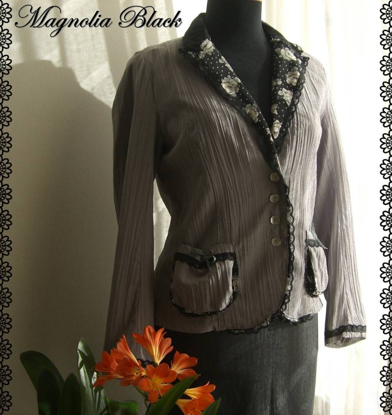 Floral Schick - Fashion Roses Monochrome Schwarz-Weiß Crash Stoff Pearl Gray Jacke Kragen Mit Einem Blumenmuster Magnolia-Schwarz von magnoliablack