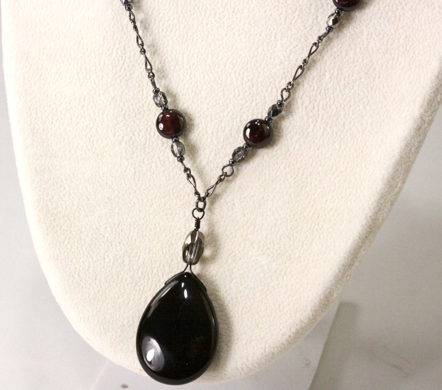 Schwarzer Onyx Und Granat Halskette Teardrop Anhänger Mit Schwarzer Onyx Und Granat Halskette Teardrop Anhänger Mit von magpiehandcrafted