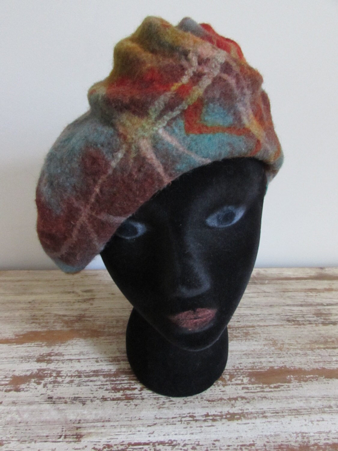 Handwerklich Gefilzter Baskenmütze Hut Made in Kirgistan von magpiesvintageflea