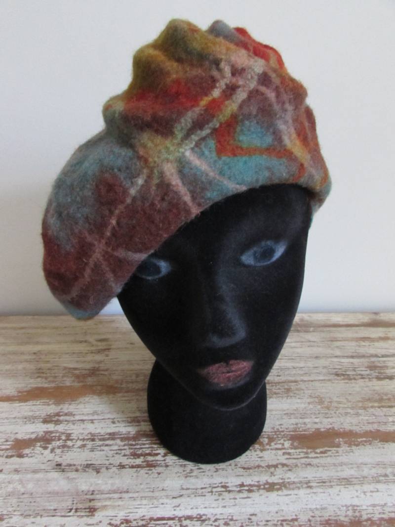 Handwerklich Gefilzter Baskenmütze Hut Made in Kirgistan von magpiesvintageflea