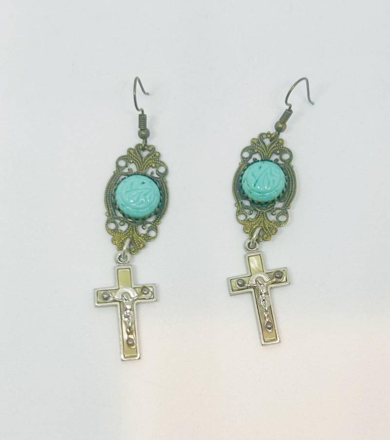 Sante Fe Stil Kreuz Ohrringe Künstler Zusammenstellung Antikes Blaues Glas Und Emaille von magpiesvintageflea