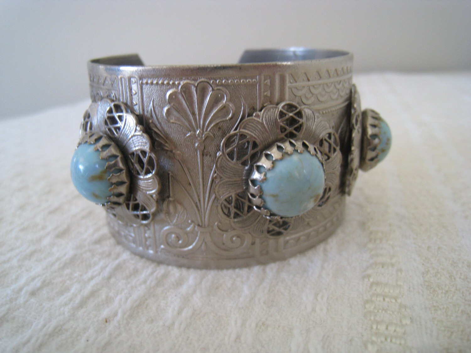 Vintage Hubbell Perlen Türkis Blau Cabochon Silber Repousse Manschette Armband von magpiesvintageflea