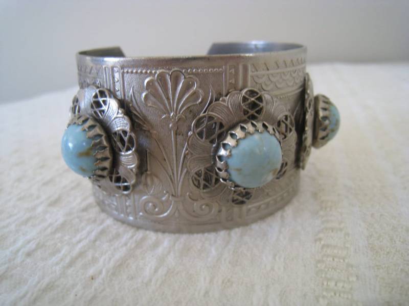 Vintage Hubbell Perlen Türkis Blau Cabochon Silber Repousse Manschette Armband von magpiesvintageflea