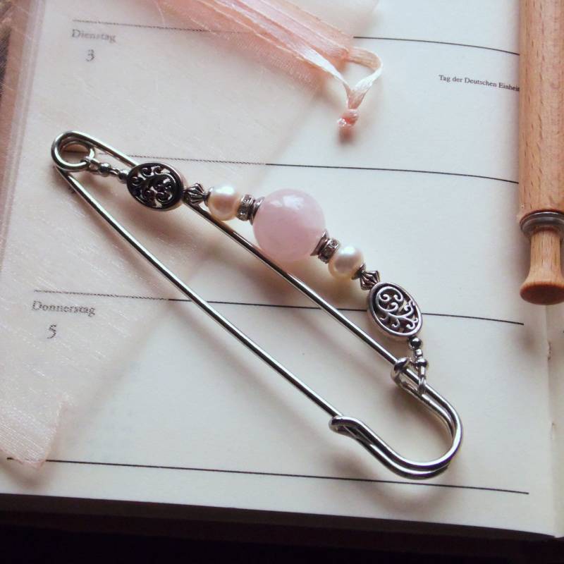 Tuchnadel Echte Perlen Rosenquarz Silber, 10cm Kiltnadel N10-S-11 Tuchnadel Echte Perlen Rosenquarz Silber, 10cm Kiltnadel N10-S-11 von mahuDesign