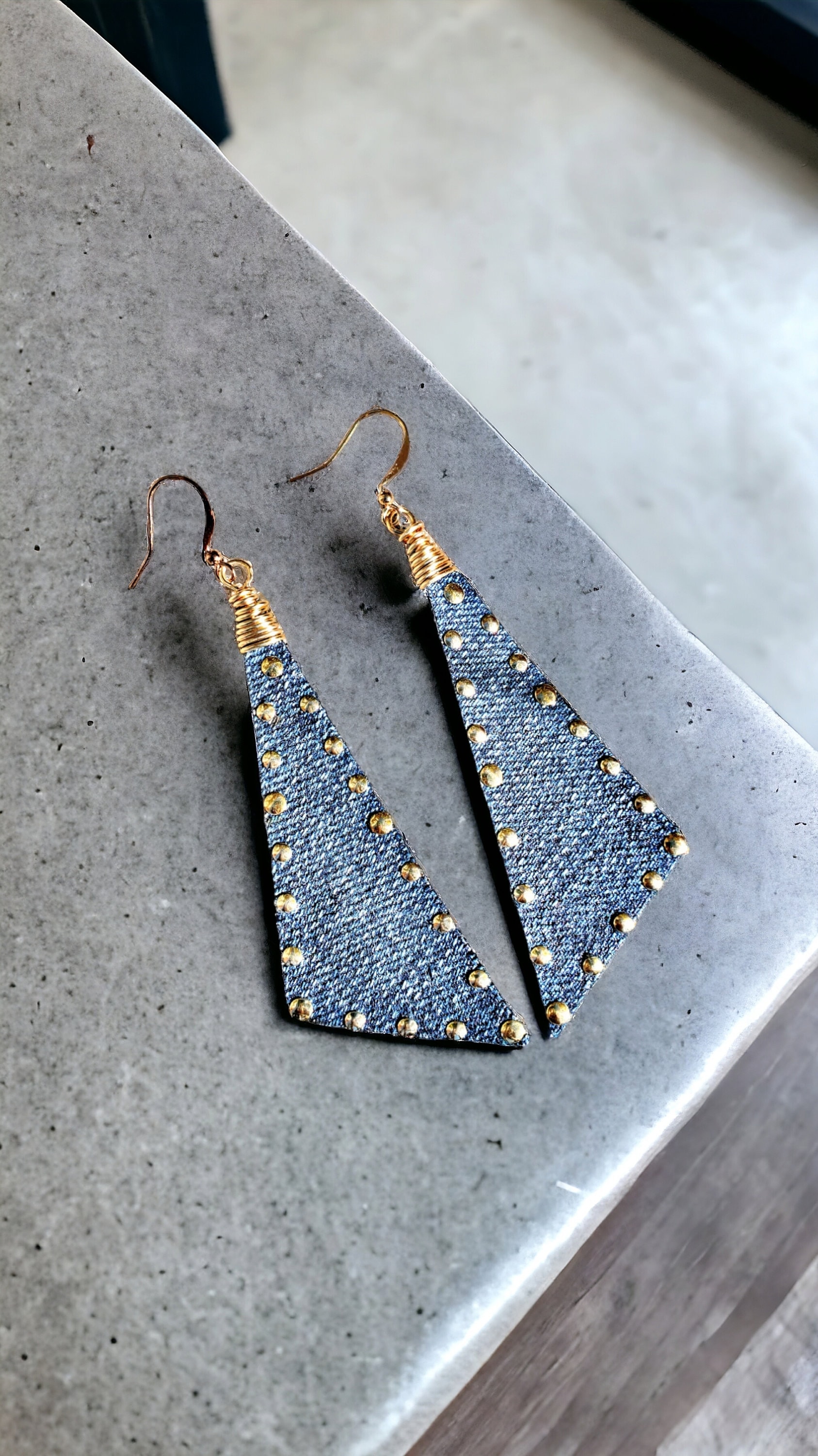 Denim Ohrringe - Scalene Nieten Jeans Mit Kunstlederrückseite Denim Ohrringe - Scalene Nieten Jeans Mit Kunstlederrückseite von maidendenim