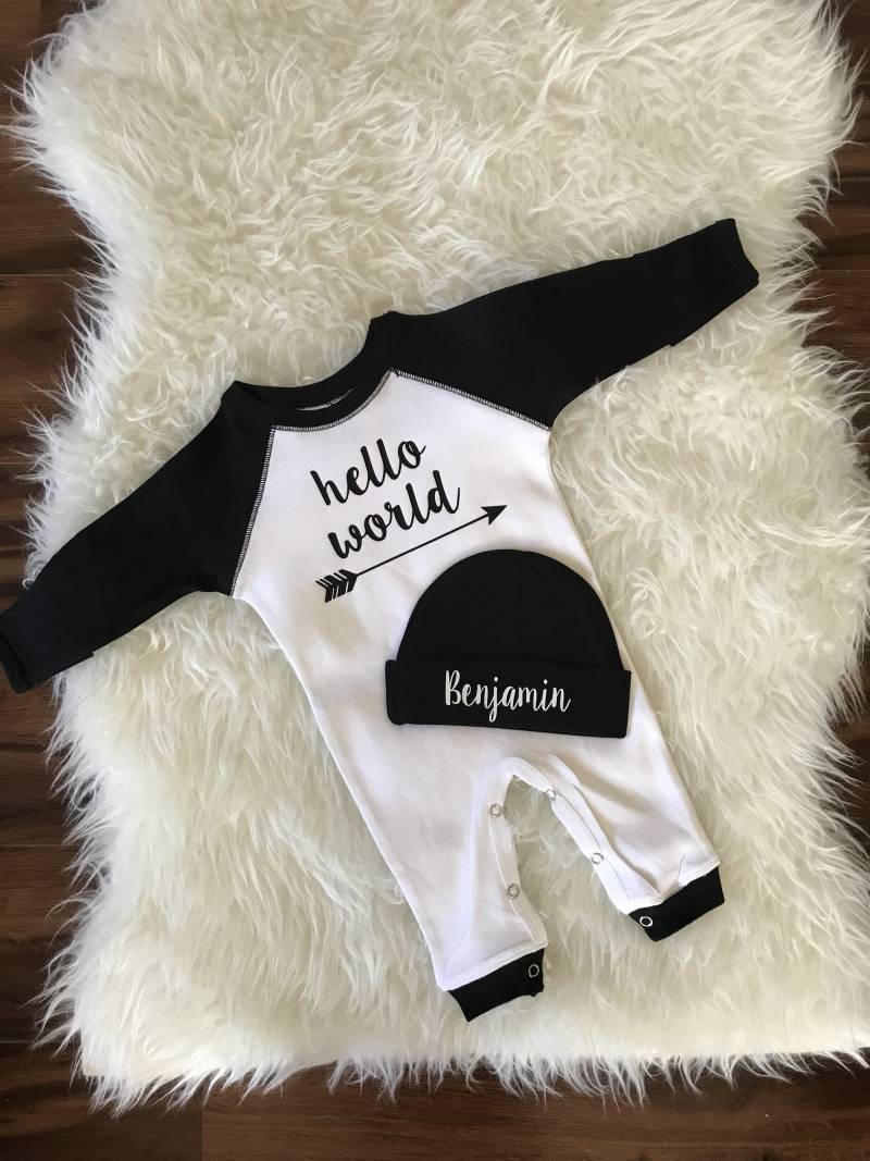 Newborn Boy Coming Home Outfit Hello World Strampler Junge Beanie Coming Home Outfit Junge Take Boy Romper Hospital Hat Mit Namen von mailiadesigns
