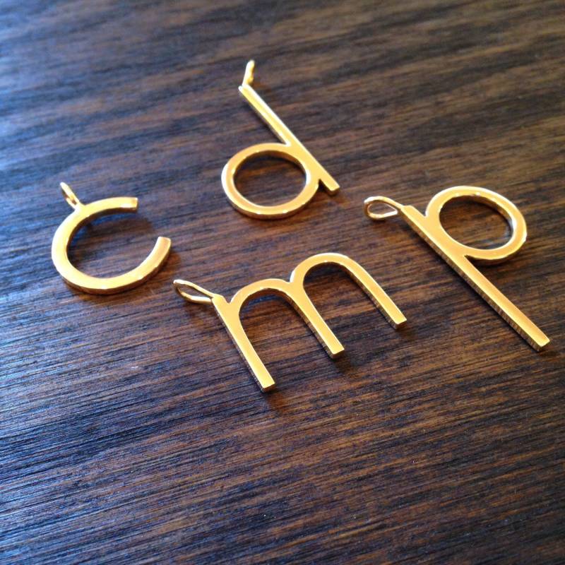 Gold Anfangsanhänger Großer Personalisierter Buchstabenhalskette 10K von maimaiandco