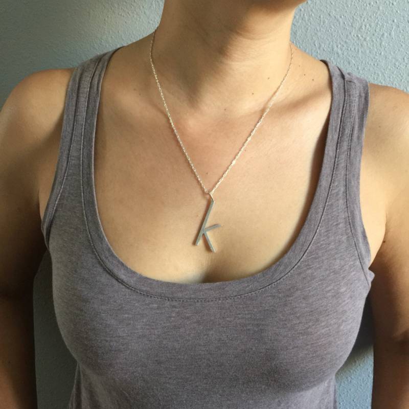 Personalisierte Anfangsbuchstaben-Halskette Sterlingsilber Benutzerdefinierte Große Matte Buchstaben-Anhänger-Halskette von maimaiandco