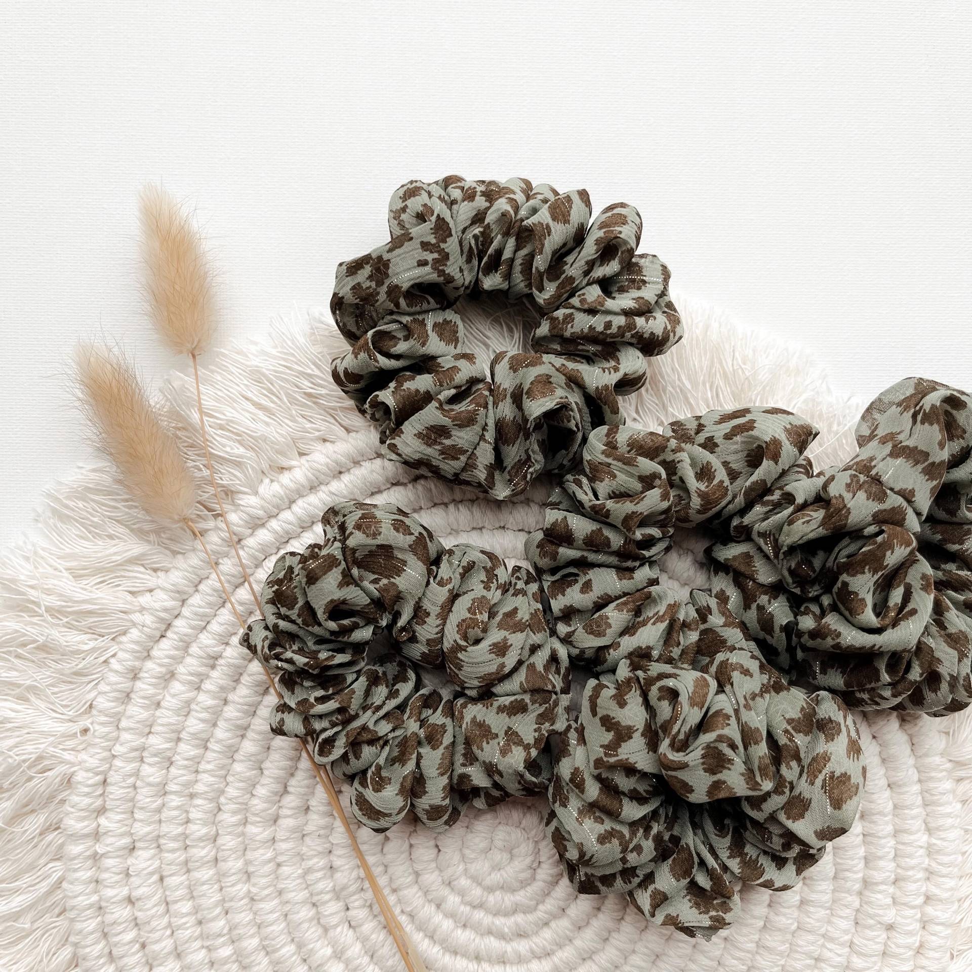 Leo Scrunchie Chiffon Gemustert, Eukalyptus, Schilf, Salbei | Haargummi Für Damen, Mädchen Zopfgummi von maimoiselle