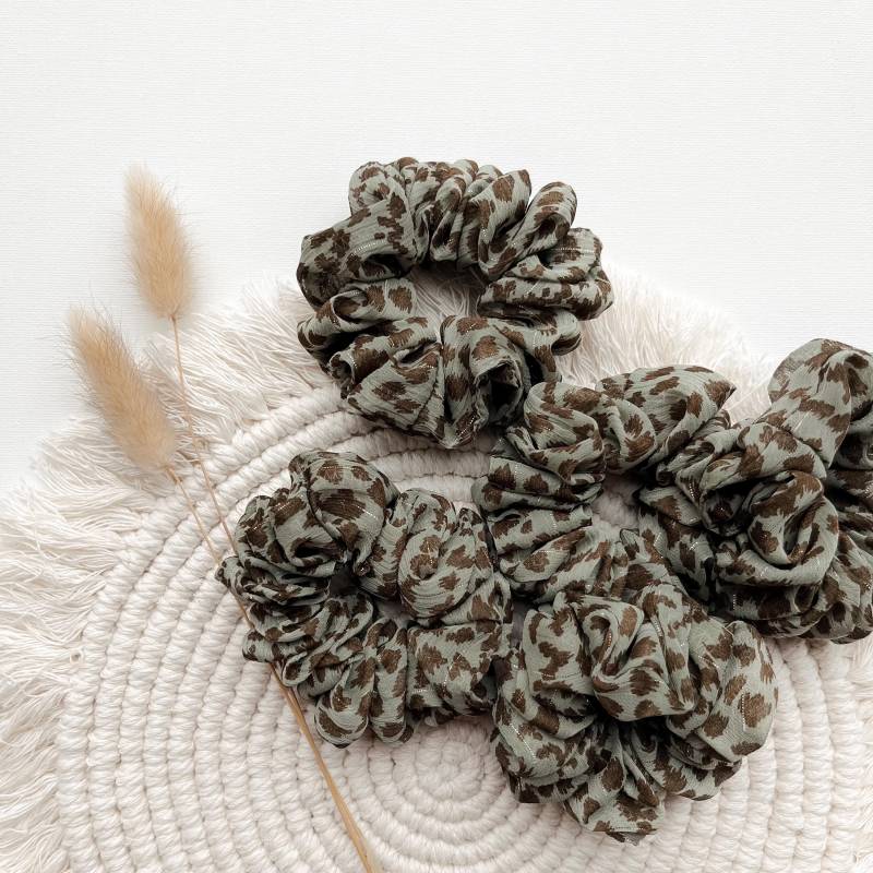 Leo Scrunchie Chiffon Gemustert, Eukalyptus, Schilf, Salbei | Haargummi Für Damen, Mädchen Zopfgummi von maimoiselle