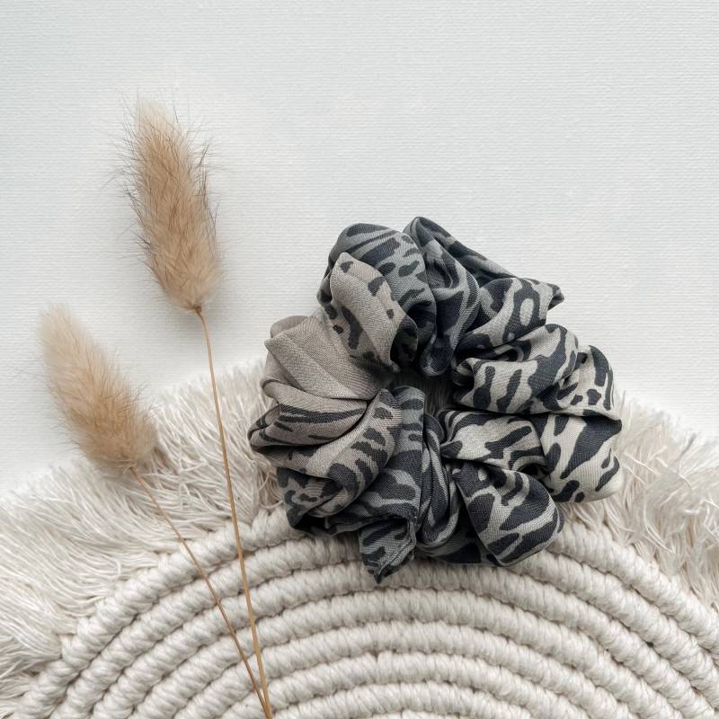 Leo Scrunchie Grau Beige | Haargummi Für Damen, Mädchen Zopfgummi von maimoiselle