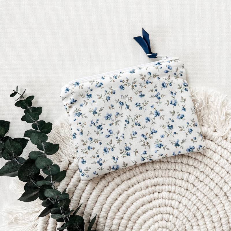 Mini Portemonnaie Mit Blümchen, Personalisiert Name, Bestickt | Geldbörse Etui Unisex von maimoiselle