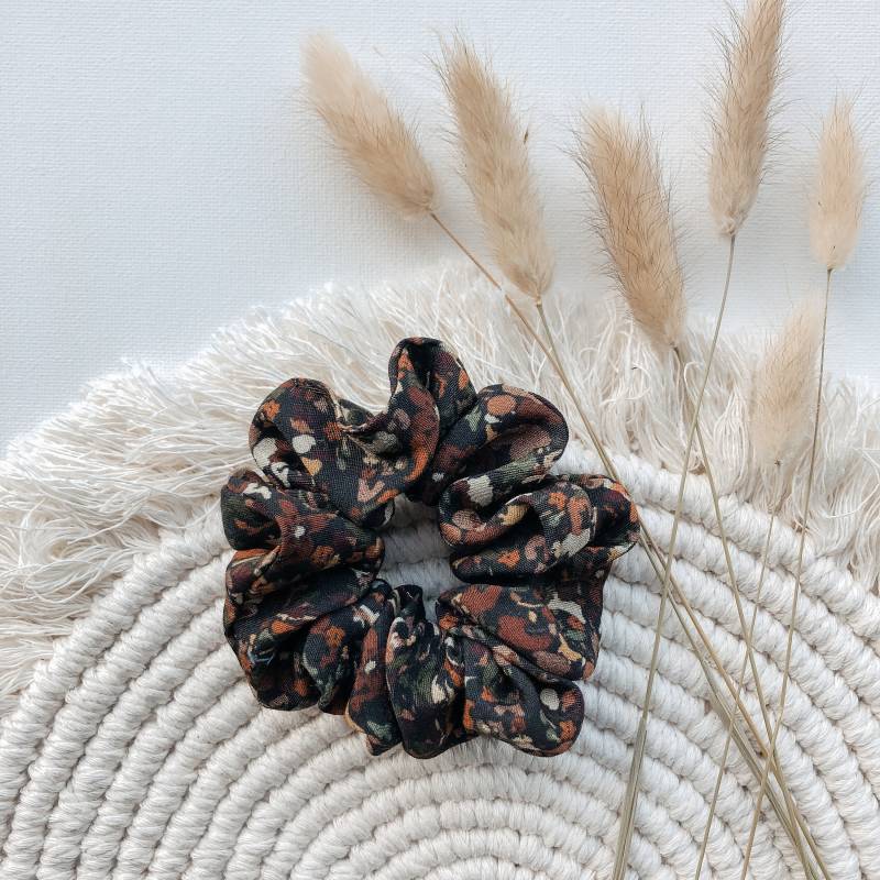 Scrunchie Braun Gemustert, Herbst | Haargummi Für Damen, Mädchen Zopfgummi von maimoiselle