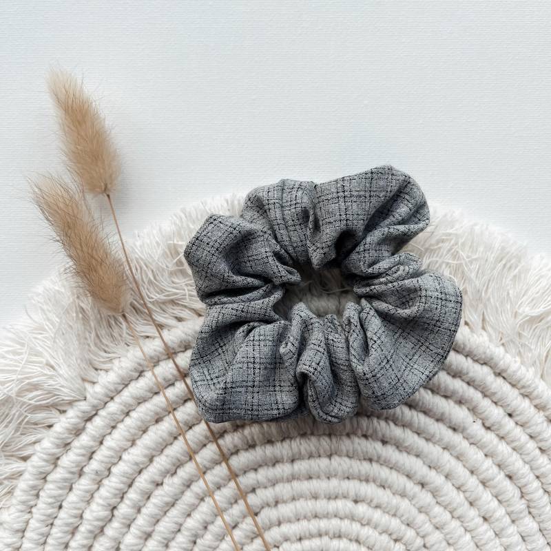 Scrunchie Leinen Grau Kariert | Haargummi Für Damen Zopfgummi von maimoiselle