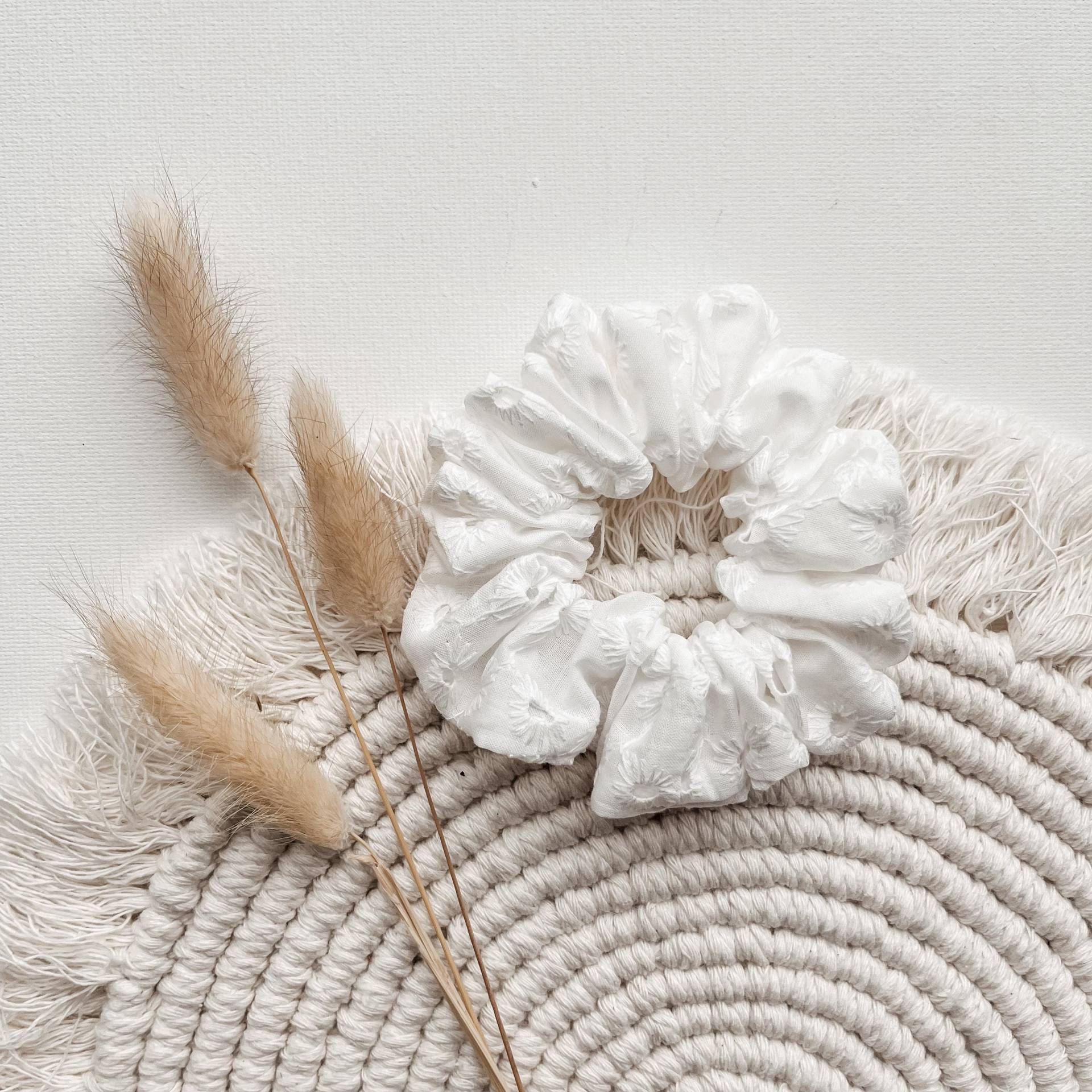 Scrunchie Weiß, Aus Baumwolle Mit Lochstickerei | Haargummi Für Mädchen Zopfgummi von maimoiselle